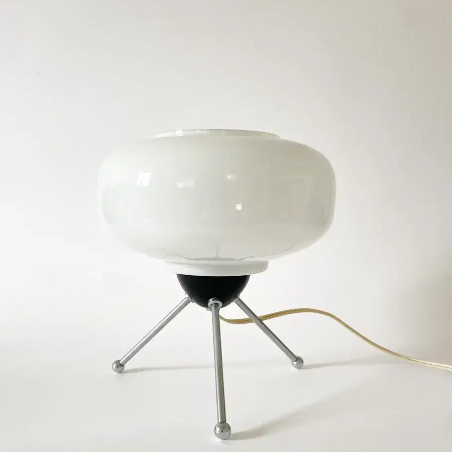 090 / Vintage UFO Tripod table lamp