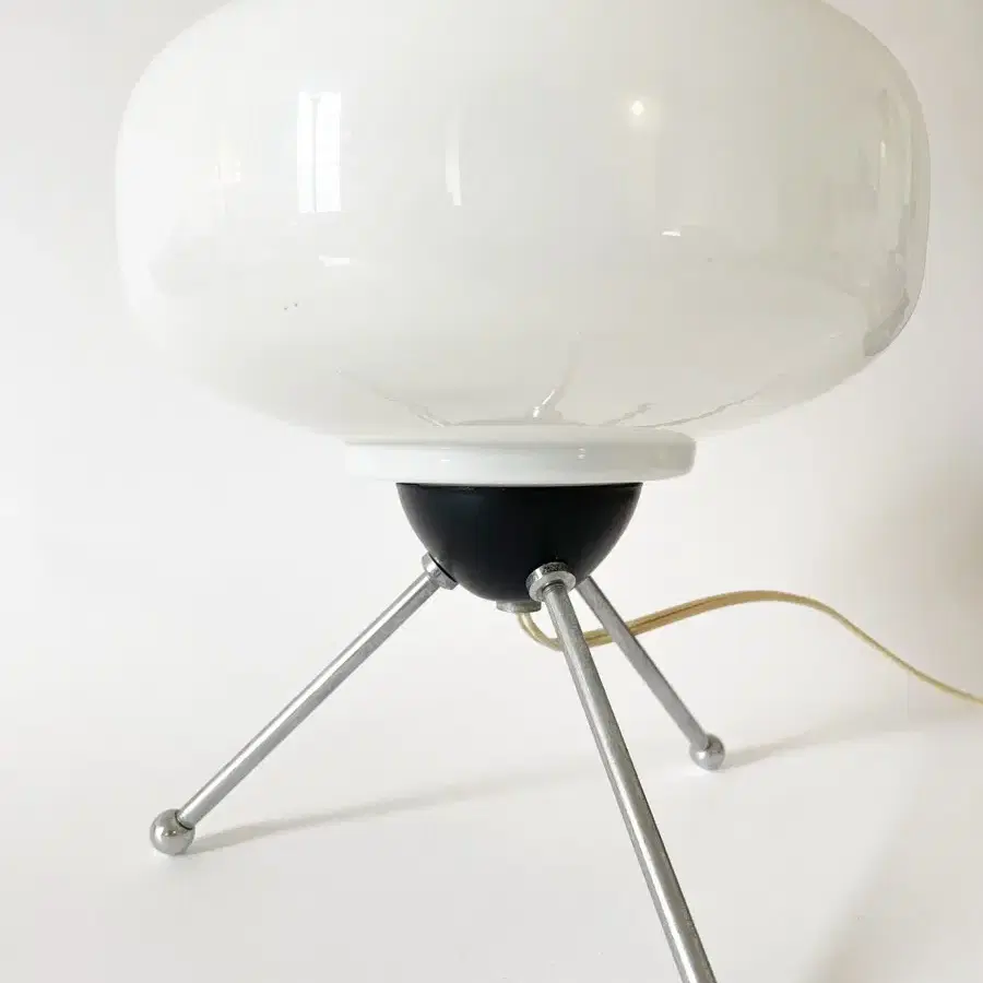 090 / Vintage UFO Tripod table lamp