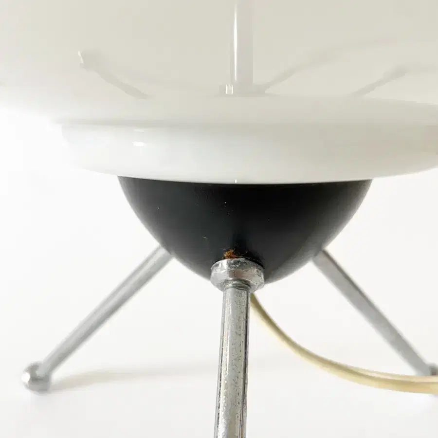 090 / Vintage UFO Tripod table lamp