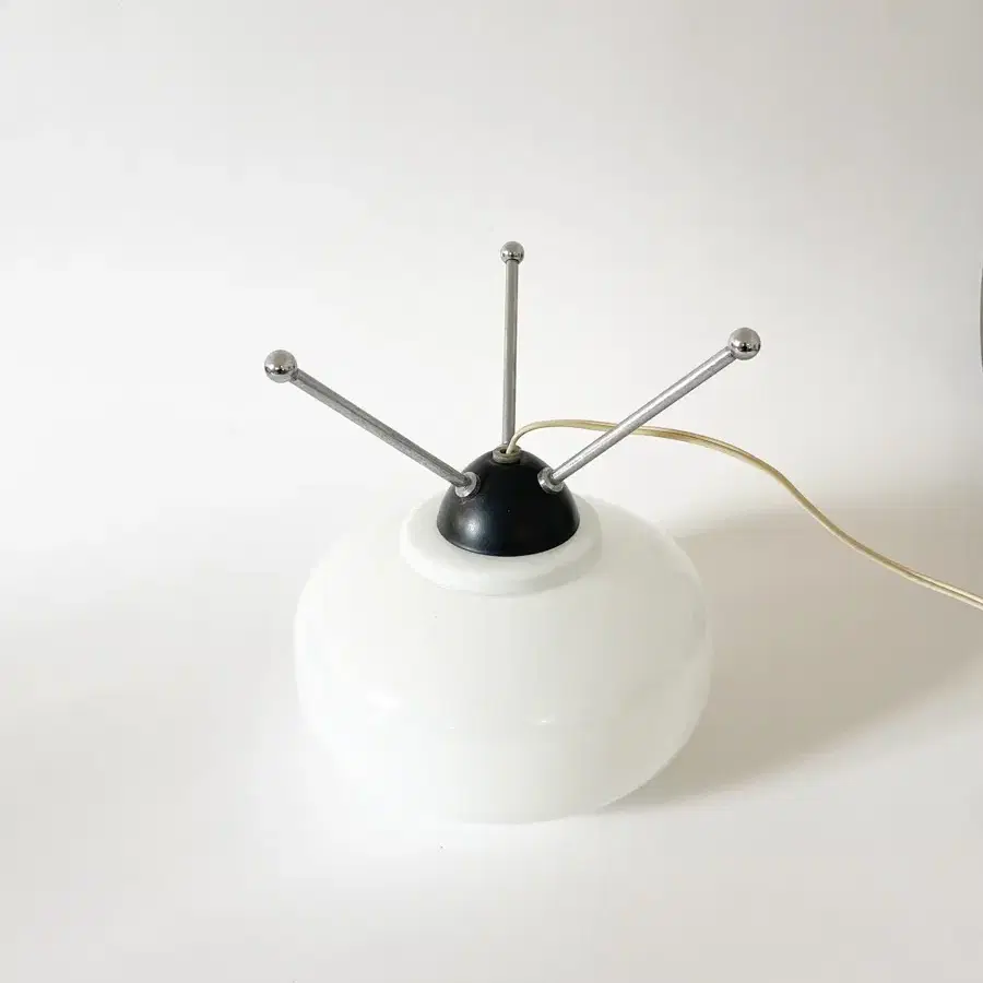 090 / Vintage UFO Tripod table lamp