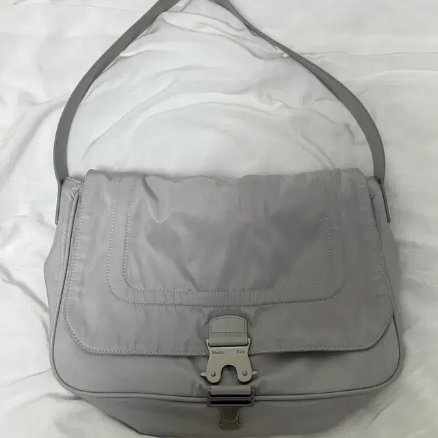 마뗑킴 BUCKLE BAG IN LIGHT GREY