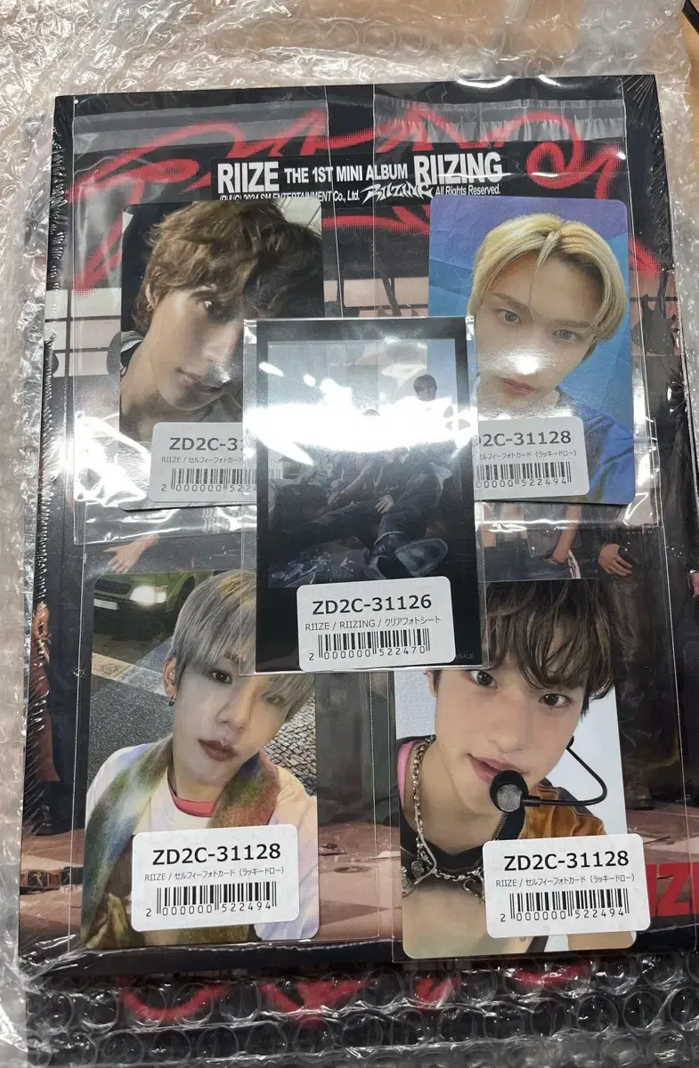 Rize Universal Japan unreleased photocard Sells lds + unsealed albums (Japan only).