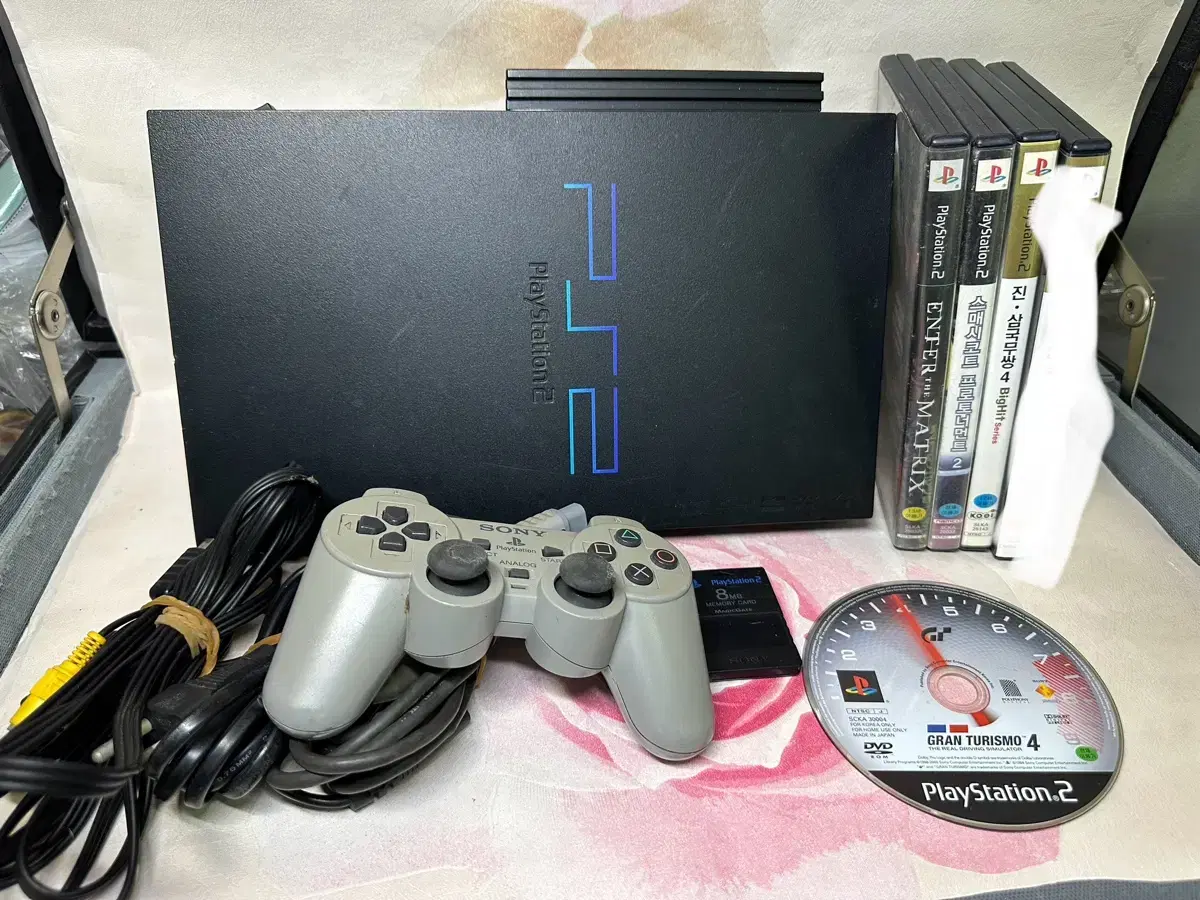 PS2 game console 50005, 2 controllers, CD memory