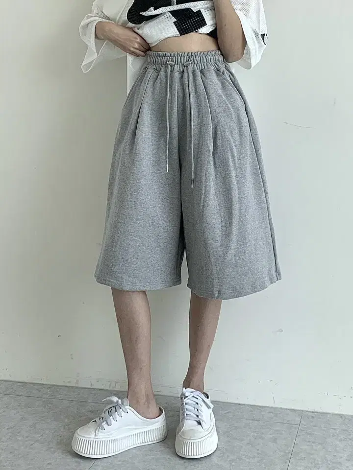 [Wide Bermuda Banding Short Pants] 1911. Black, White, Gray