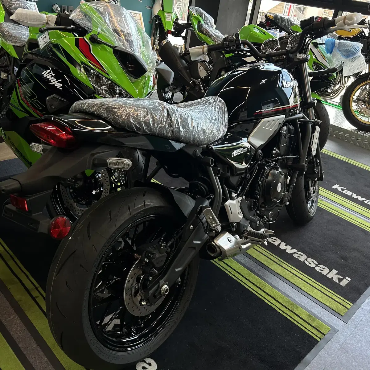 23년식 가와사키 Z650 RS 신차 판매