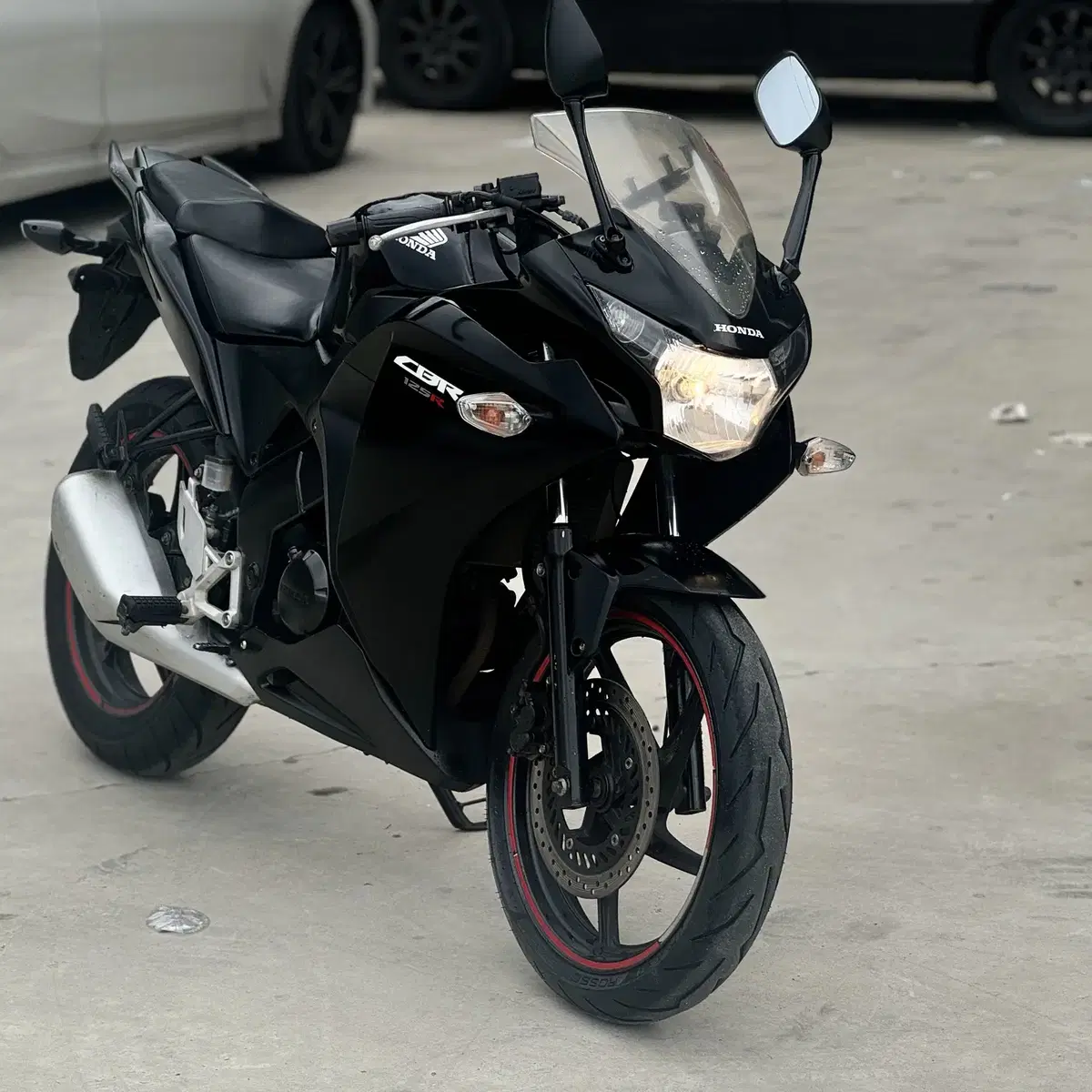 혼다 Cbr125r 흑마 13년식 순정 차량 저렴히 판매합니다.