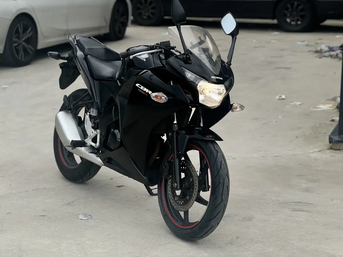 혼다 Cbr125r 흑마 13년식 순정 차량 저렴히 판매합니다.