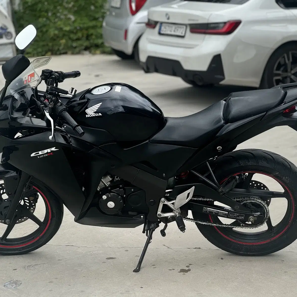 혼다 Cbr125r 흑마 13년식 순정 차량 저렴히 판매합니다.