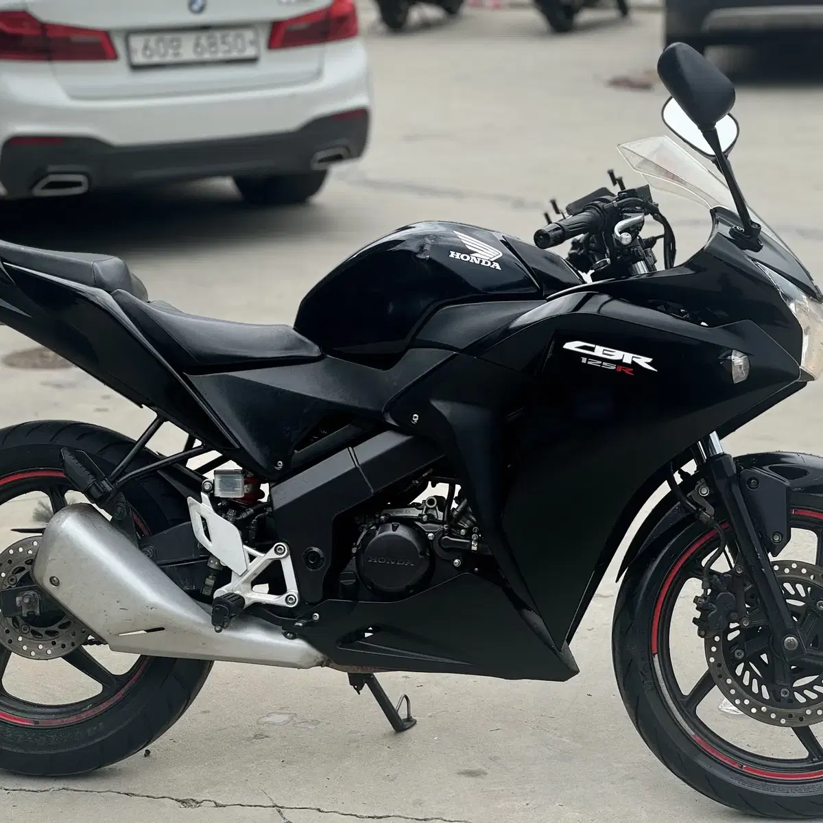 혼다 Cbr125r 흑마 13년식 순정 차량 저렴히 판매합니다.