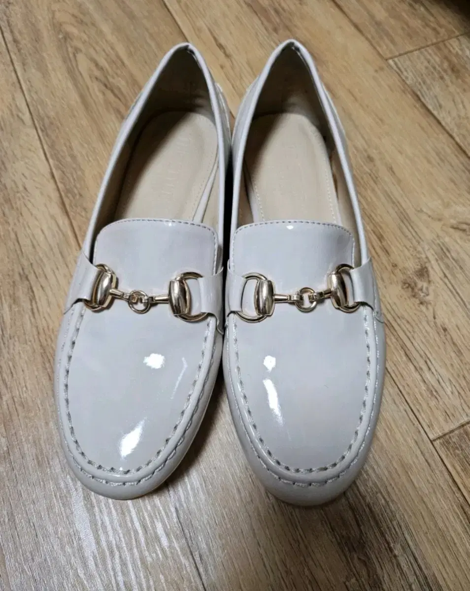 Women's flat shoes