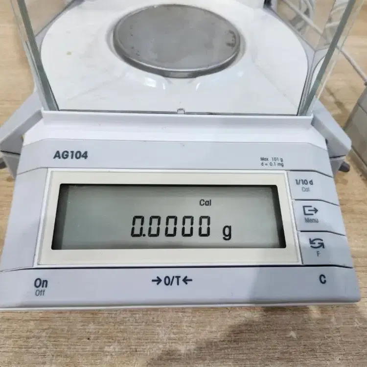 Mettler Toledo AG104 정밀저울.