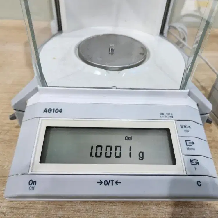 Mettler Toledo AG104 정밀저울.