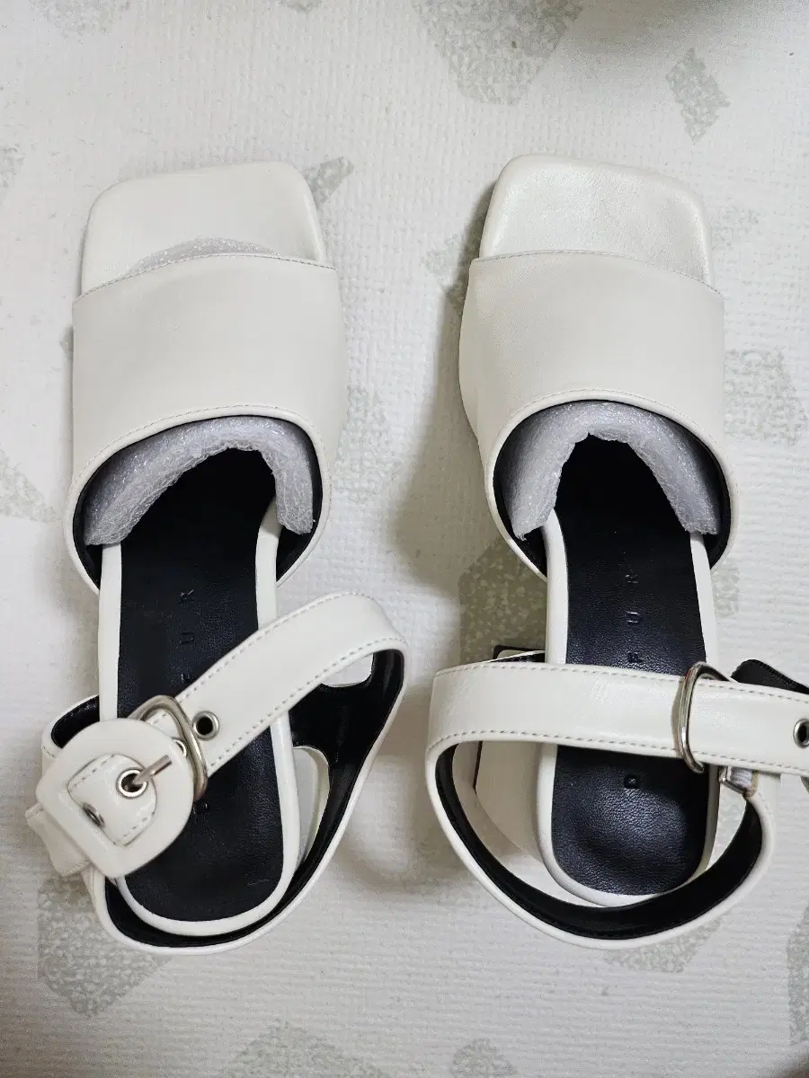 (New Product) Comfortable Sandals with a Heel 230-235 Recommended