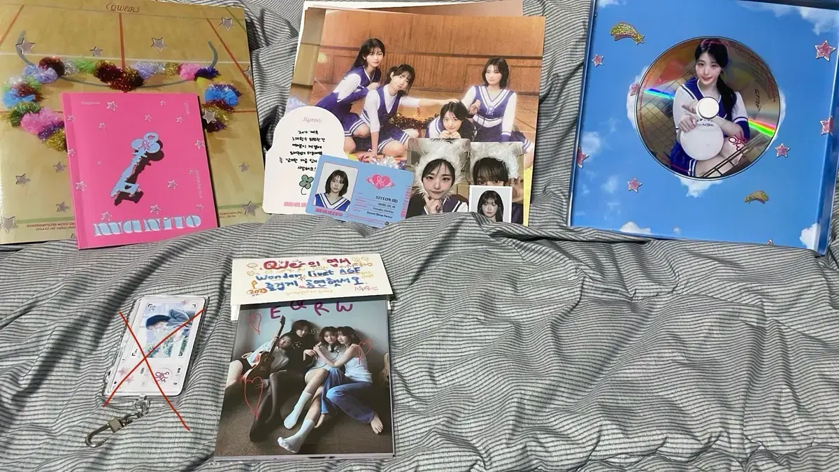 Qwer official pop up postcards, unsealed albums manitos (some out of stock)