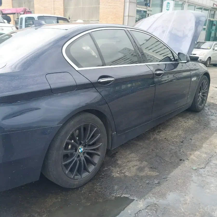 bmw 14년식 f10 520d  후기형 부품 판매합니다.