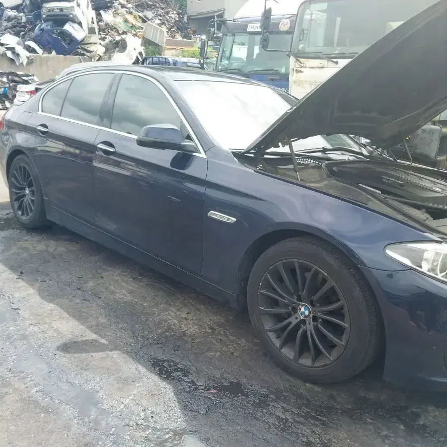 bmw 14년식 f10 520d  후기형 부품 판매합니다.