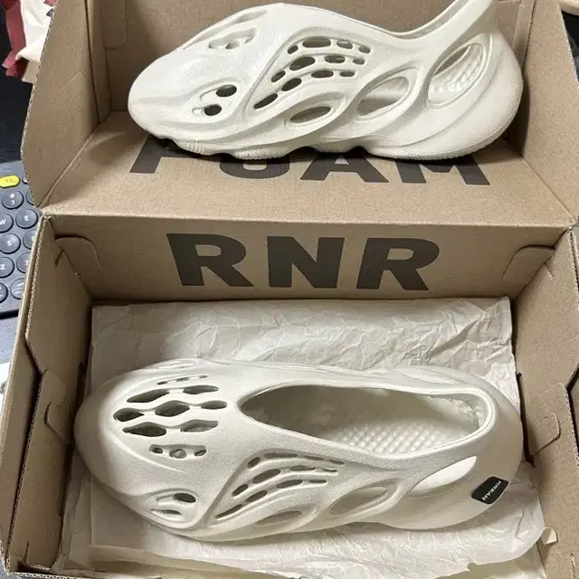 (실착1회) Adodas Yeezy Foam RNNR Sand 이지 폼러