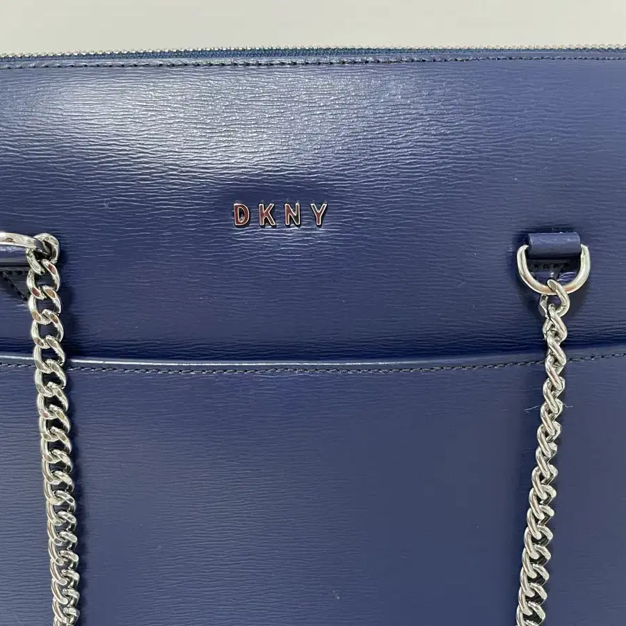 DKNY 소가죽 체인 숄더백