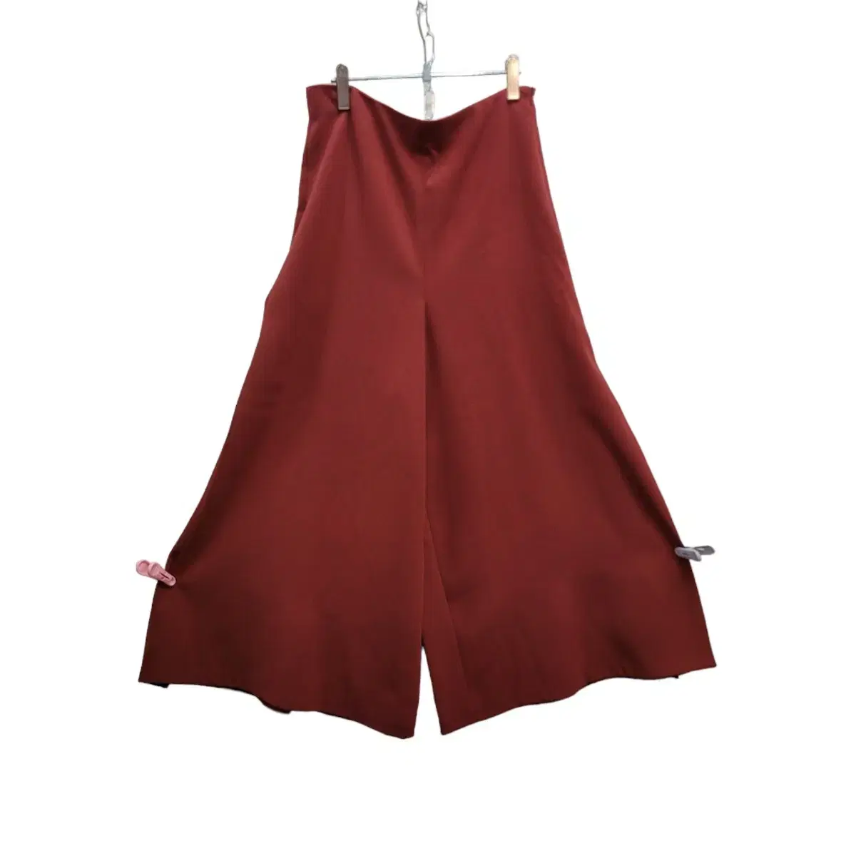 These are wide-legged pants in brown color. Bom, summer, and fall clothing