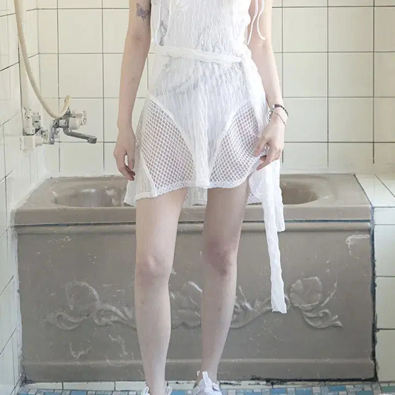 허그유어스킨 Strap mesh dress (White)