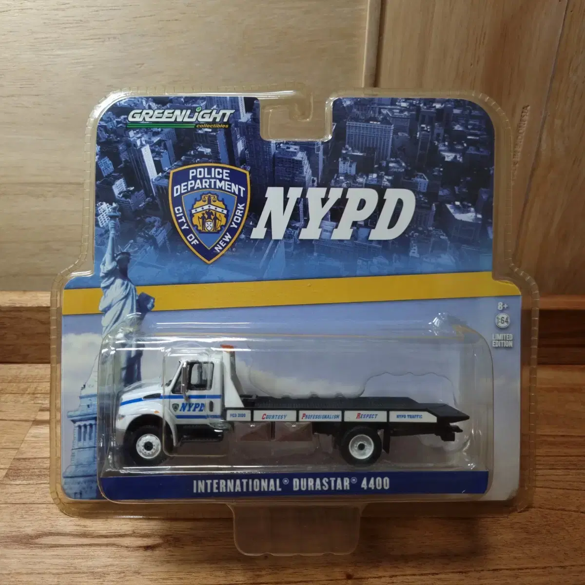 1/64 Greenlight NYPD International Durastar 4400 Unsealed