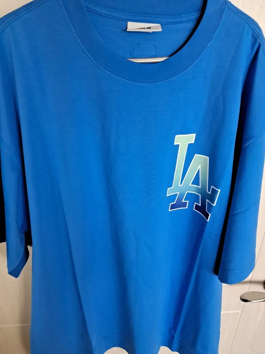 MLB men's short sleeve t-shirt size 105 brand new for sale!