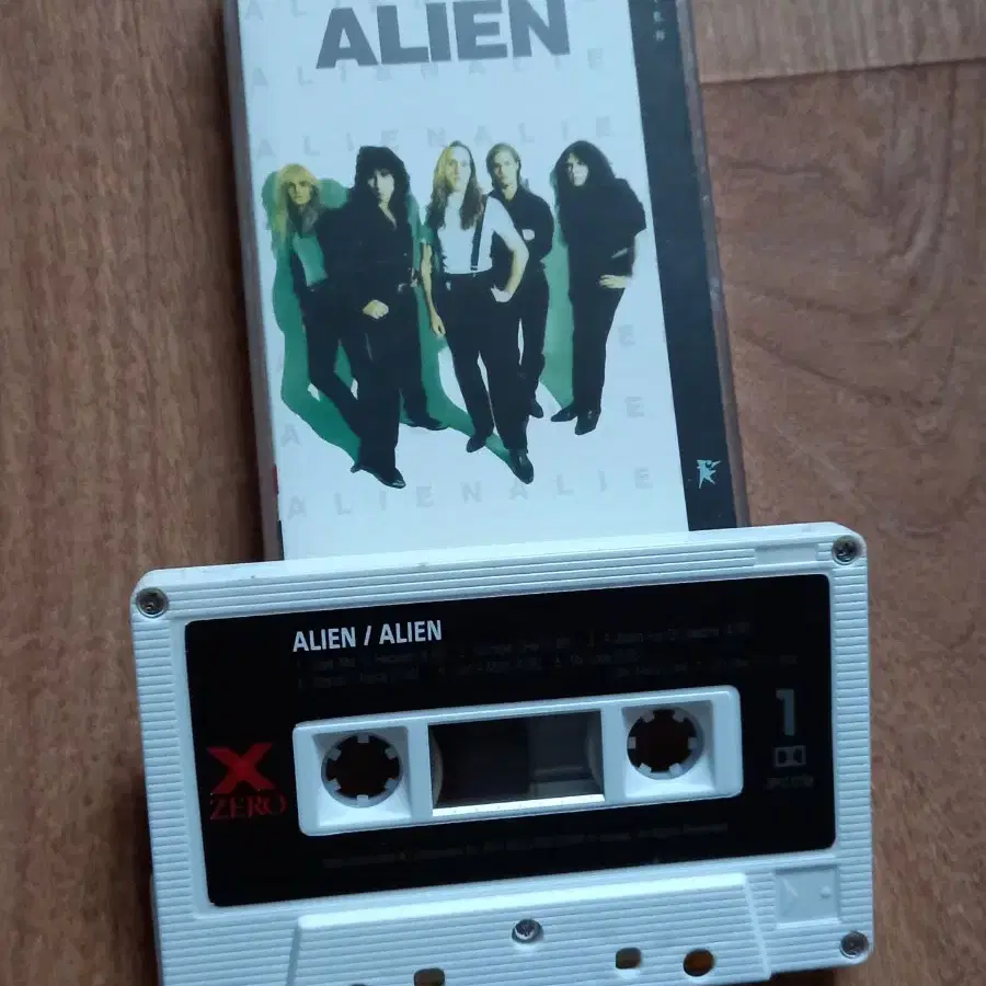 alien 카세트테이프