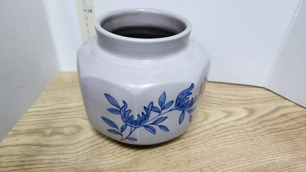 White porcelain pottery jar