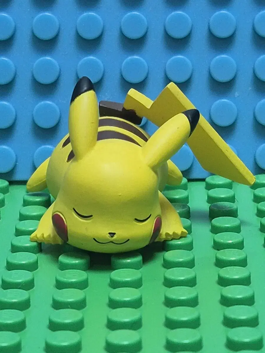 [Pokemon] Sleeping Pikachu Gacha Figures