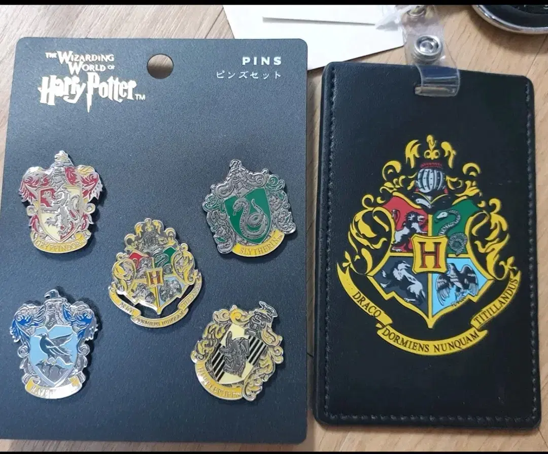 Harry Potter Hogwarts Universal Pin Badge Carrier Nametag