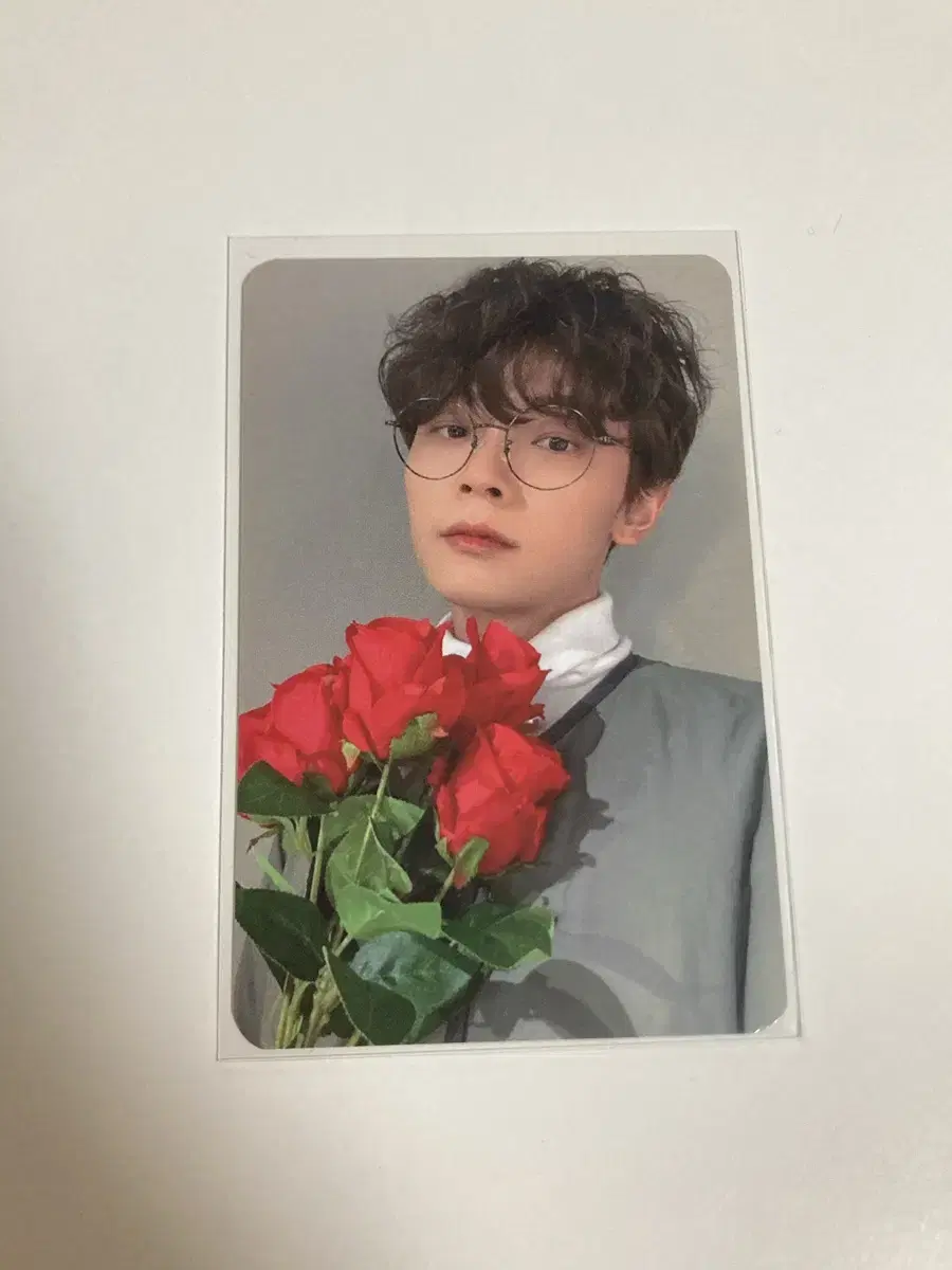 lucy shin yechan photocard roses yechan bouquet yechan wts