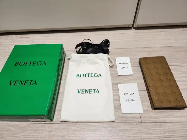 신형 보테가장지갑 풀박스 거으새상품 정품인증 떨이