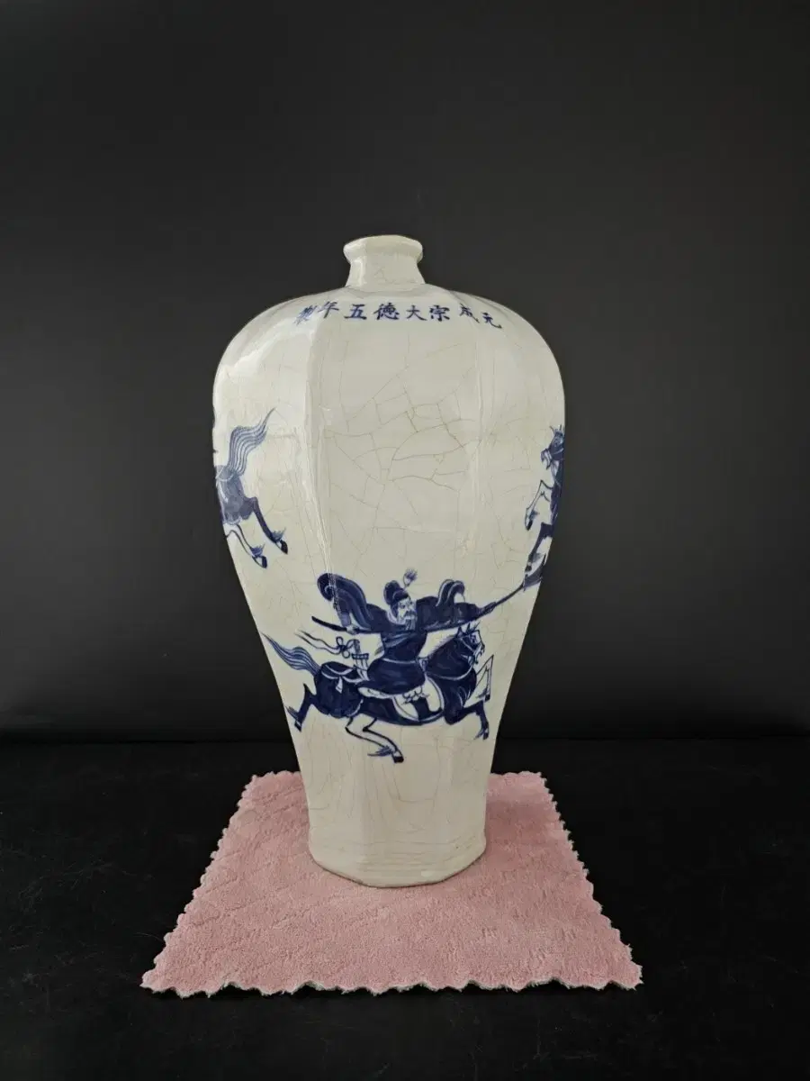 Chinese porcelain octagonal hawk bottle (height:45 cavity: 5.5)