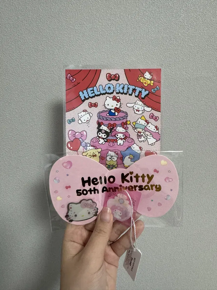 Hello Kitty pop up Badge & Postcard Set