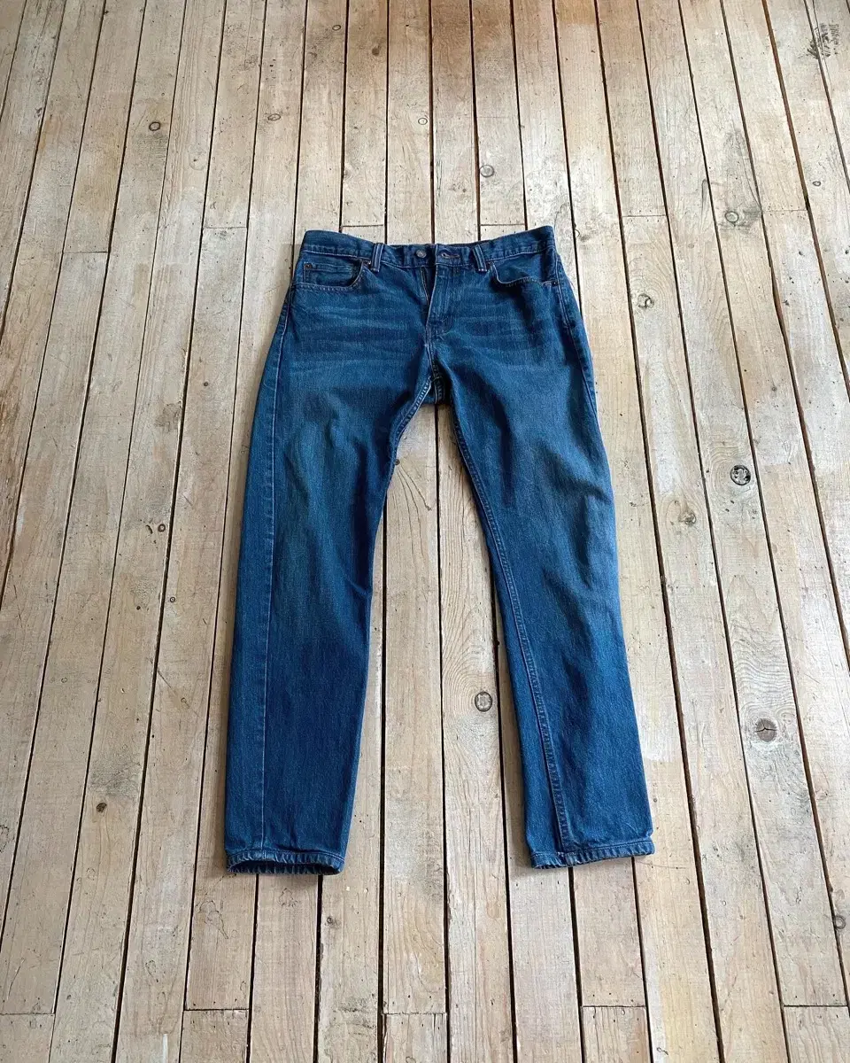 32) Levi's 504 jin blue middle blue vintage distressed denim jeans