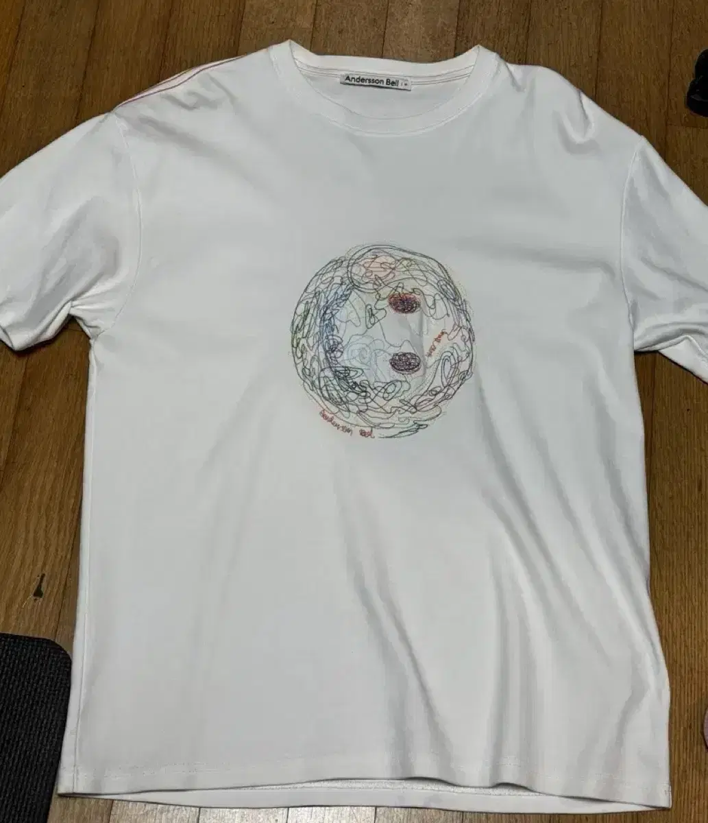 [M]Anderson Belle Embroidered Smile Earth Short Sleeve Vahn