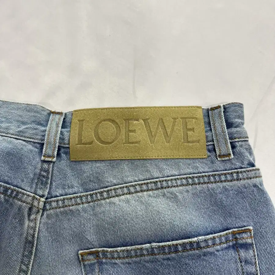 [46] Loewe 로에베 24ss 남성 테이퍼드 워싱 데님 진 팬츠