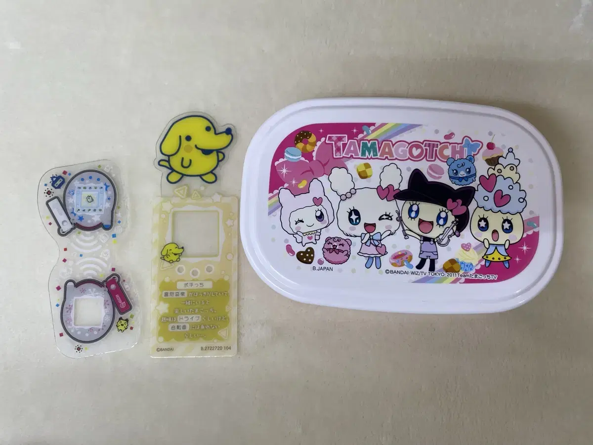 [On sale through December] Tamagotchi storage box and bookmark set.