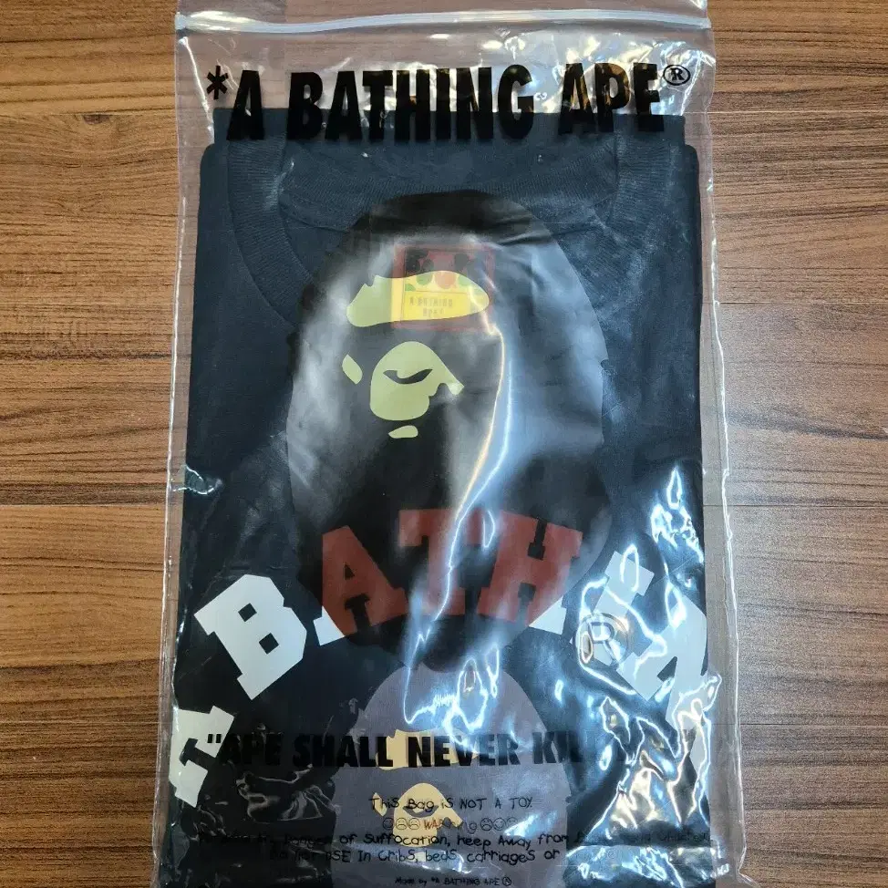 새상품) 베이프 컬리지 티셔츠 m 사이즈 bape 블랙 반팔티 뉴진스