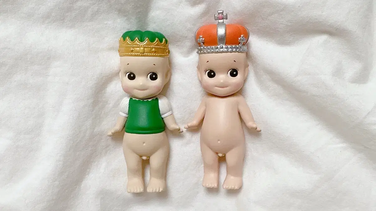 2 Sonny Angel Crowns