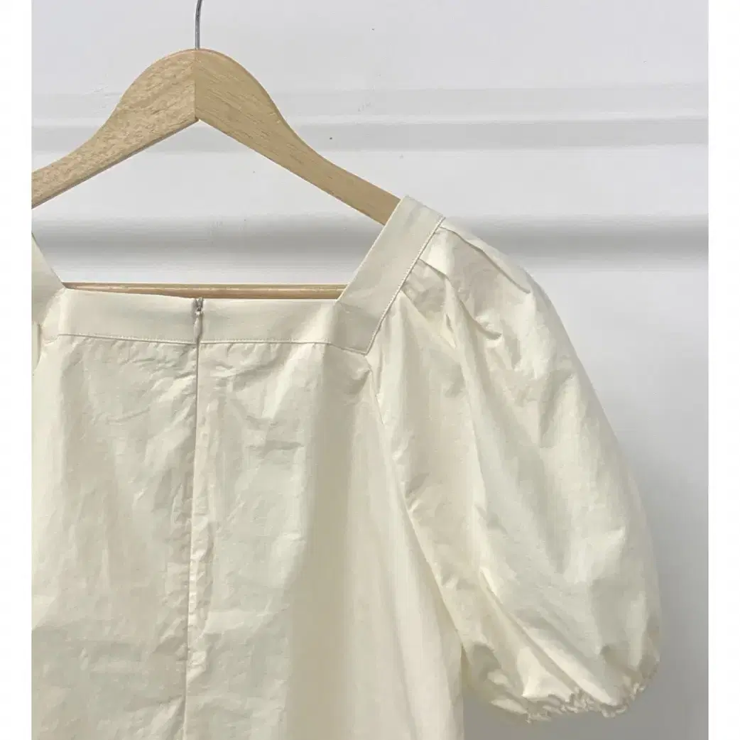 리브아워 제작 블라우스 august blouse(cream)