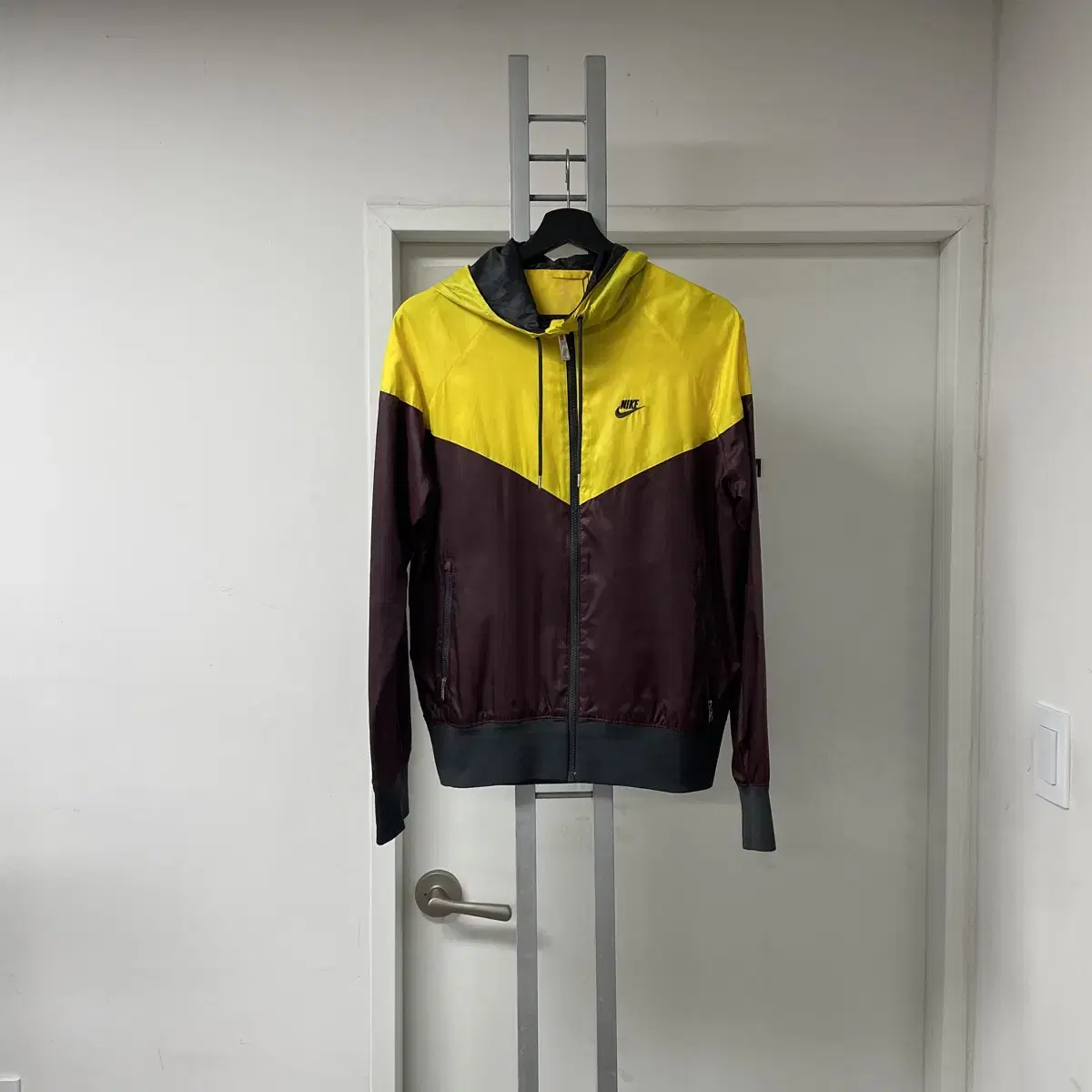 Nike Windrunner Windbreaker Jacket Yellow/Burgundy M