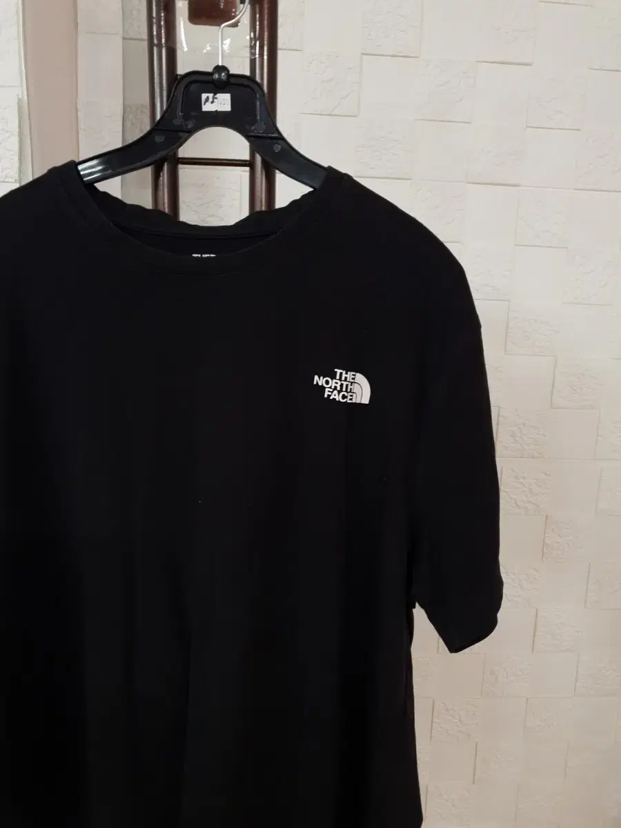 The North Face Short Sleeve Round Tee 105