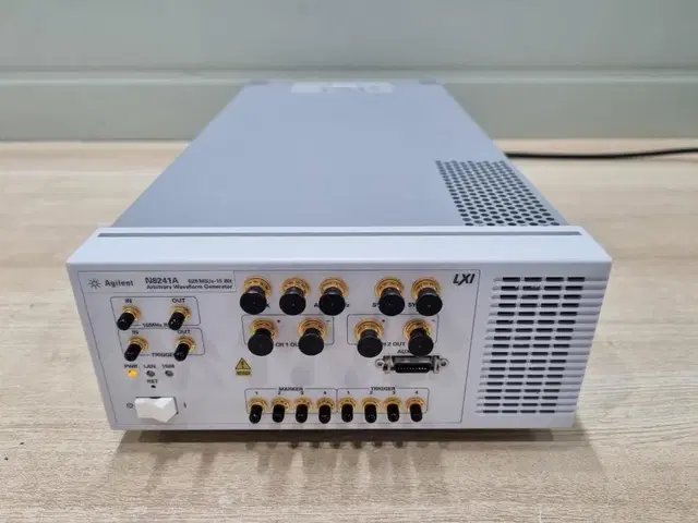 Agilent N8241A 625MS/s-15Bit 임의파형발생기.