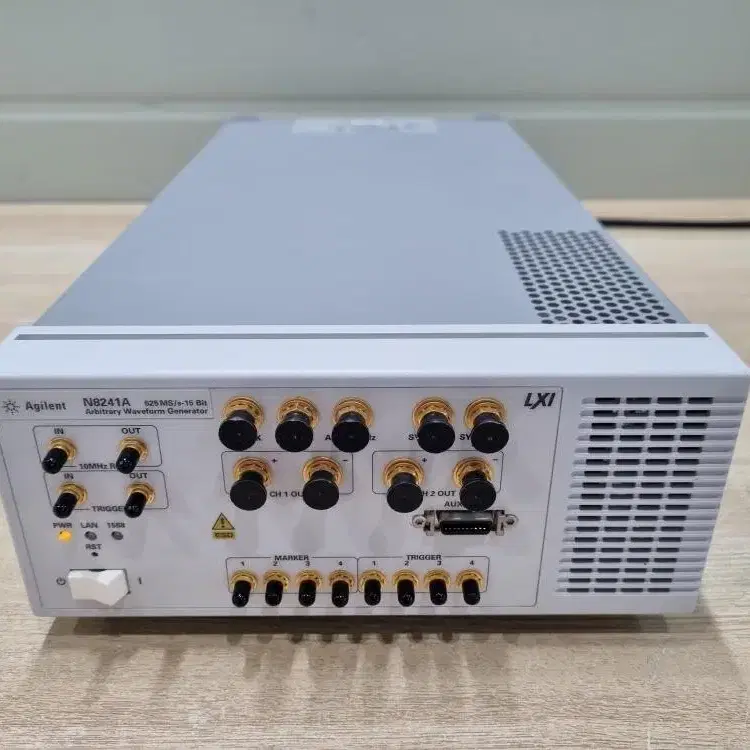 Agilent N8241A 625MS/s-15Bit 임의파형발생기.