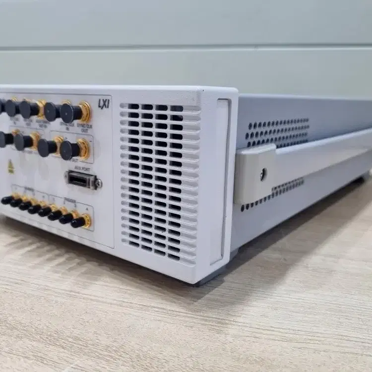 Agilent N8241A 625MS/s-15Bit 임의파형발생기.