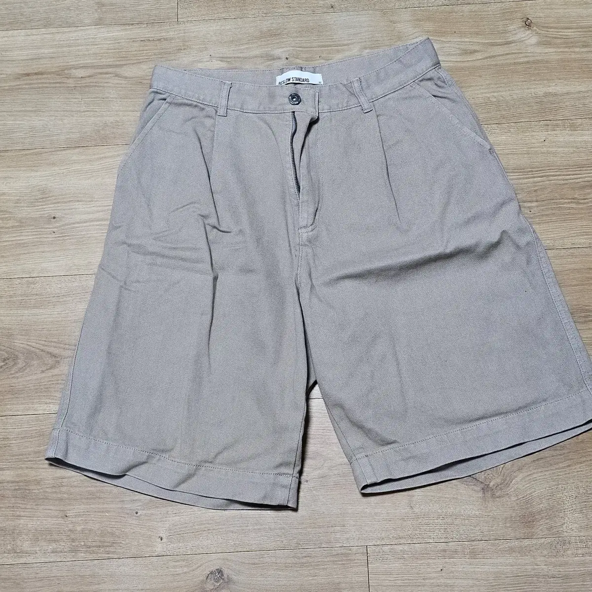 [32] Non-slouch standard Bermuda shorts.