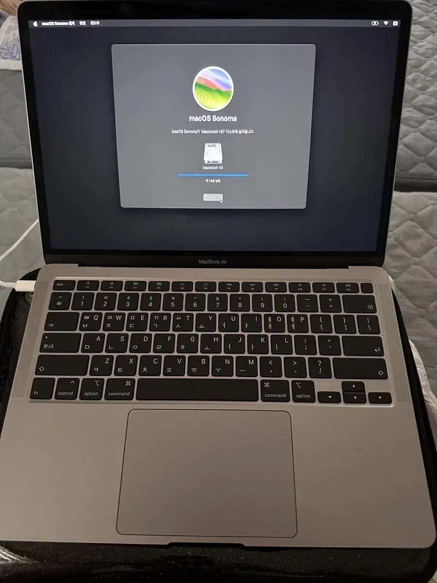 Macbook Air 2020 13in with Mouse Sells for 60