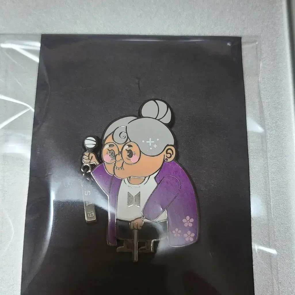 방탄소년단 BTS Army Grandma Enamel Pin 뱃지 미개봉