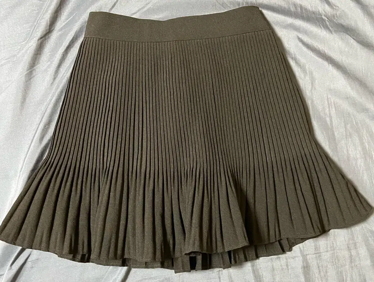 Black pleated miniskirt with back banding